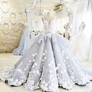 Luxuriöse 3D-Blumenapplikationen Brautkleider 2017 Sheer Neck Ärmellos Schößchen Ballkleid Brautkleider Nach Maß Illusion Zurück Vestidos