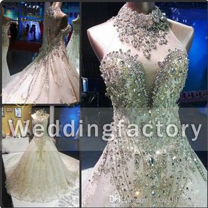 Luxuriöses glitzerndes Brautkleid mit Stehkragen, ärmellos, glitzernde Kristalle, Strasssteine, Spitzenapplikationen, große Schleppe, Illusionsrücken-Brautkleider