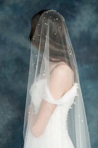 Designer i lager Högkvalitativ vit Elfenben Champagne Bröllop Veil One Layer Waltz Längd Bridal Veil Cut Edge Pearls med Alloy Comb Tulle