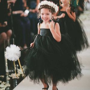 Nya flowergirl klänningar gotisk svart tulle blomma flicka klänning för bröllop söt båge spaghetti band te längd barn formella klänningar billigt