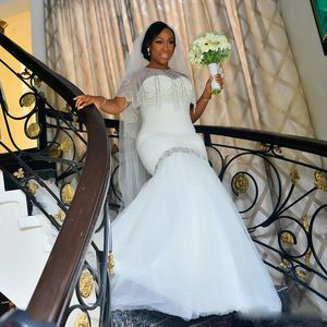2017 Vit Fiske Mermaid Beaded Bröllopsklänningar Storlek 14 Avtagbar Wrap Crystal Beading Plus Storlek Land Arabiska Bridal Gowns Tulle Train