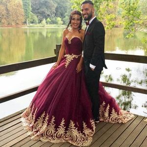 Erstaunliche Burgunder Ballkleid Brautkleider Schatz Spitzen Applikationen Schnürung Brautkleider Custom Made Saudi -Arabien Hochzeitsvestidos