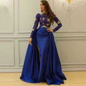 Royal Blue Overkirt Lace Dresses Evening Wear With Långärmad Bateau Neck Arabiska Split Side Aftonklänningar Dubai Beaded Formell Dress