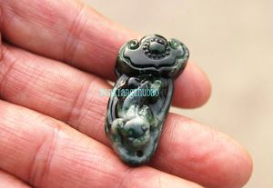 Handskuren naturlig svart och vit Nanyang Jade. Ruyi - Pixiu. Amulet hänge halsband.