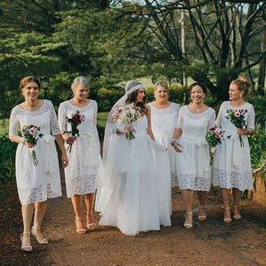 Vit Lace Short Bridesmaid Klänningar för flickor Halv Långärmad Party Klänningar Knä längd Junior Bridesmaids Klänningar Crew Neck med sashbåge