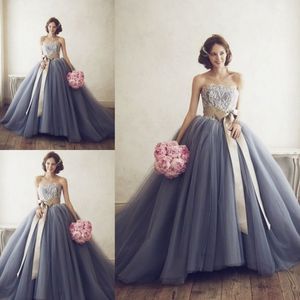 Abiti da sposa senza spalline in abito da ballo di colore grigio con fasce in nastro champagne Abiti da sposa con applicazioni in pizzo bianco Abiti su misura