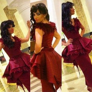 Bordo Tüy Kılıf Gelinlik 2017 V Boyun Cap Sleeve Dantelli Peplum Abiye giyim Arapça Saten Örgün Parti Elbise Vestido De Festa