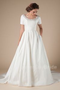 فستان زفاف متواضع بسيط من ساتان ساتان بسيط مع أزرار قصيرة الأكمام.