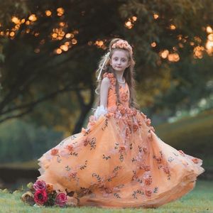 最新のカラフルな花の女の子のドレス2017カスタムメイドのリトルベックポジアンポージフィートドレスの手作りの花魅力的な可愛い女の子のウェディングガウン