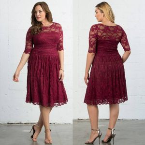 Burgundy Lace Country Bridesmaids Klänningar med halv ärmar Sheer Bateau Neck Bröllop Gästklänning A-Line Knee Längd Maid of Honor Gowns