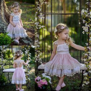 Söt Lace Cap Sleeves Blomma Tjej Klänningar För Bröllop Blush Rosa Tiered Square Neckline Baby Födelsedagsfest Klänning Barn Gemensamlök