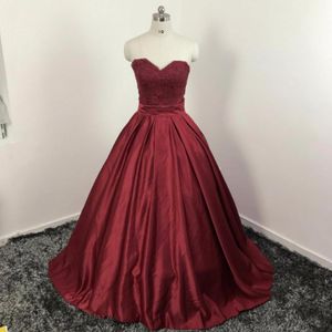 100% prawdziwy obraz suknia balowa Quinceanera Suknie Sweetheart Koronki Satynowe Ruffles Plus Size Prom Dresses Dark Red Sweet 16 Sukienki Lace Up