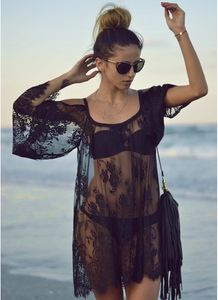 女性の夏のビーチレースかぎ針編みのドレスは 休日のために黒い白いoネックサスペンダードレス服を見る