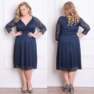 Billiga Dark Navy Lace Country Bridesmaids Klänningar med långa ärmar V Neck Bröllop Gästklänning Knä längd Maid of Honor Gowns