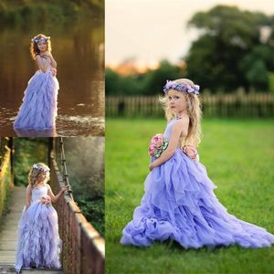 Lavendelfarbene Neckholder-Festzug-Kleider für Mädchen, abgestufte, lange Blumenmädchenkleider aus Tüll für die Hochzeit, bunte Blumen, rückenfreies Baby-Partykleid nach Maß