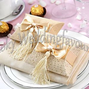 Frete Grátis 100 PCS Marfim Travesseiro Favores Do Favor Do Casamento Caixas de Tabela Idéias de Configuração de Papel Caixas De Doces com Fita e Produtos Finos Borla