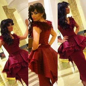 Feather Burgundy Prom Klänningar 2017 8: e klass Graduation Klänningar Moderna Party Gowns Fur Cocktail Dresses Slida Vestidos Evening Dress Custom