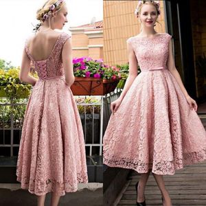 Billiga Tea Length Prom Klänningar En Linje Blush Rose Pink Lace Party Dress Sheer Bateau Neck Pärlor Vintage Short Prom Dress