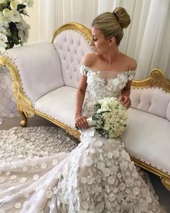 Fantastiska handgjorda blommor bröllopsklänning Elegant av axelsken Back täckt knapp Bridal klänning Underbara blommiga sjöjungfru bröllopsklänningar