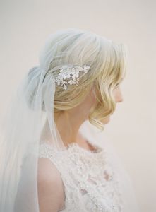 Juliet Wedding Veil White Ivory Champagne Cut Edge Två lager Waltz Längd med Kam Applique Bridal Veil 124a