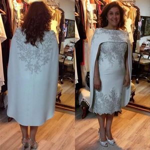 Plus Size Matka panny młodej Dresses Długość Herbaty Płaszcza Kolumna Formalne Suknie z Koronkowymi Aplikami Unikalna Cape Wrap