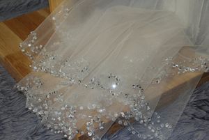 Hot Sell 2T White Ivory Wedding Veil Fingertip Length Ribbon Edge Rhinestones Bröllop Veil med Comb 038