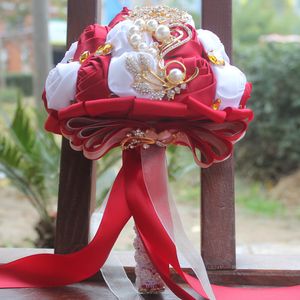 赤ホワイトサテンのウェディングブーケシミュレーション花の結婚式の用品造花ゴールドラインストーンスウィート15 QuinceaneraブーケW227-H
