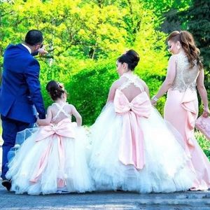 Abiti da spettacolo per ragazze con abito da ballo bianco principessa con grande fiocco rosa sul retro Cinghie incrociate in pizzo Abiti da ragazza di fiori per bambini Abiti formali per bambini