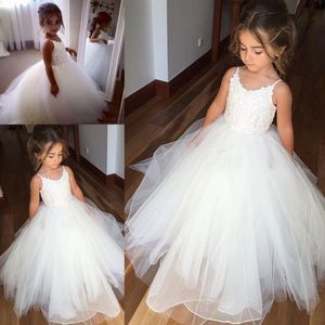 Grundlegende Freizeitkleider, günstige Spaghetti-Spitze und Tüll, Blumenmädchen für die Hochzeit, weißes Ballkleid, Prinzessin-Mädchen-Festzug-Kleider, Kinder-Kommunionkleid