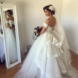 Omuz Wedding Kapalı Elbiseler Dantel Aplikler Kısa Kollu Peplum Kapalı Düğme Gelin Elbise Charming A-Line Kabarık Tül Gelinlikler