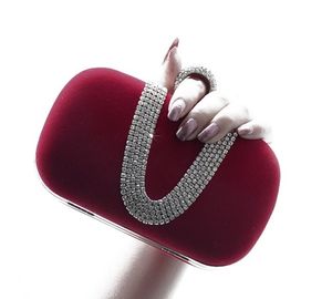 2017トップ販売ファッション女性ダイヤモンドU字型ダイヤモンドリングベルベットイブニングバッグラグジュアリーフィンガークラッチ財布ウエディングパーティーバッグチェーン付き