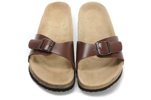 Nuovi sandali piatti da uomo di marca famosi Scarpe casual da donna Fibbia singola maschile Summer Word Drag Beach Pantofole in vera pelle di alta qualità