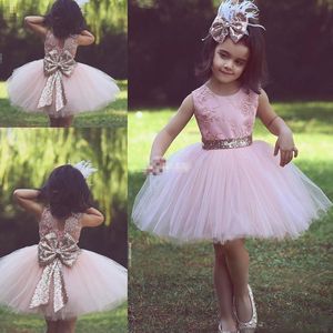 Retro Tutu Pink Vestidos cortos de niña de flores para la fiesta de bodas en el campo Bog Lentejuelas Arco Cuello redondo Bebé Niño Cumpleaños Vestido formal de encaje