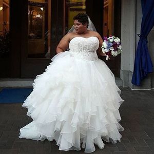 Custom Made Plus Size Bröllopsklänning Lace Appliques Top Sweetheart Ärmlös Puffy Tiered Kjolar Brudklänningar Korsett Lace-up Tillbaka