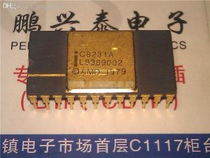 C8231A. Vintage mikroprocessor. Guld gammal CPU, C8231 Processor / Elektronisk komponent / IC