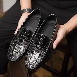 New Crocodile Style Men Dress Shoes Hand-made Casual Flats Men Business Oxfords Male Leather Shoes Big Size