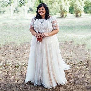Stunning Curvy Girl Plus Size Wedding Dresses Country Beach Wedding Dress Sheer Bateau Neck Illusion Short Sleeves Lace Appliques