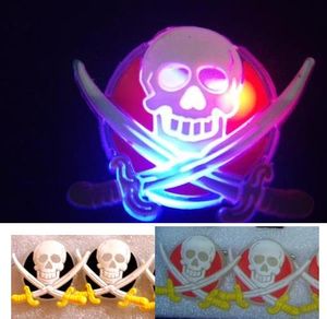 플래시 잭 해적 두개골 검 브로치 핀 LED 라이트 글로우 배지 클립 할로윈 크리스마스 어린이 의상 소품 파티 애호가 장난감 선물