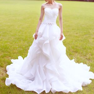 Auffällige Ballkleid-Hochzeitskleider, Hofschleppe-Brautkleider, herzförmiges Hochzeitskleid aus Organza mit Schnürung am Rücken und handgefertigter Blumenschärpe