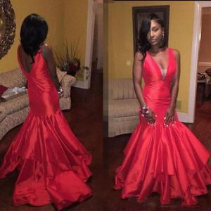 Sexy Profundo Decote Em V de Cetim Vermelho Vestidos de Baile 2017 Sereia Cap Mangas Longos Prom Vestidos Em Camadas Africano Plus Size Vestidos de Noite Personalizado