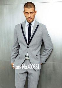 Modny Groom Tuxedos Groomsmen Dwa przyciski Light Grey Peak Lapel Best Man Suit Suit Staines Men's Blazer Garnitury (kurtka + spodnie + krawat) K330