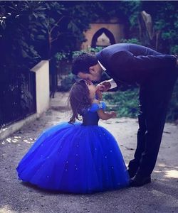 Zroszony Ball Suknia Kwiat Girl Sukienki Tanie Royal Blue Little Bride Suknie Off Ramię Dziewczyny Korowód Sukienka