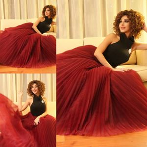 Neue Ankunft Myriam Fares Einfaches Chiffon-Abschlussballkleid Neckholder Vintage-Stil Sheer Neck Lebanon Singer Wear Cathdral Train Prom Dress