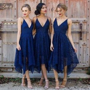 V Neck Lace Bridesmaid Klänningar Sexig Ärmlös Ruched Tea Längd Brudtärna Klänningar Ny Ankomst Snygg Asymmetriella Bröllop Gästklänningar