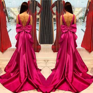 Fushia Baklösa Satin Evening Klänningar 2018 Deep V Neck Ärmlös Mermaid Prom Klänningar med Big Bow Floor Length Formell Party Dress