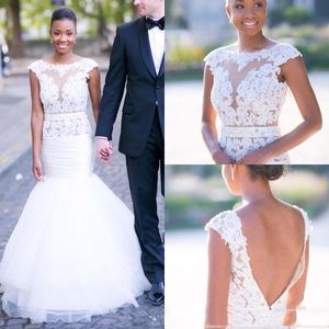 2017 White Lace Mermaid Style Wedding Dresses Scoop Kort ärmar med spets Applique Bröllopsklänningar Backless Tiered Ruffle Custom Bridal Gown