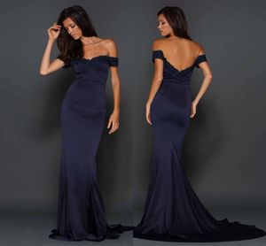 Sexiga Dark Navy Bridesmaid Dresses Off Shoulder Backless Sweep Train Bridmaid Crowds Elastic Satin med Applique