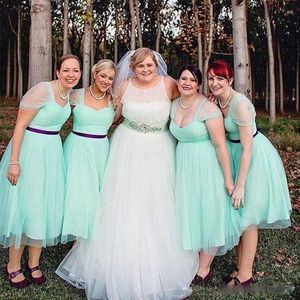 Nyaste 2017 Kort plusstorlek Bridesmaids Klänningar Tea Längd En Linje Sash Party Gowns Billiga Custom Made Fashion Sweetheart Mint Green Sheer