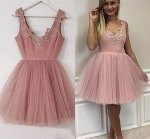 2017 Cute Tanie V Neck Aplikacja Krótkie sukienki koktajlowe Drapane Backless Party Party Suknie Koronki Tulle