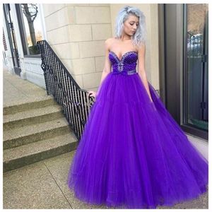 2023 Fashion Ball Gown Purple Evening Dresses Tulle pärlstav älskling Long Abendkleider spetsar upp backless svep tåg quinceanera klänningar